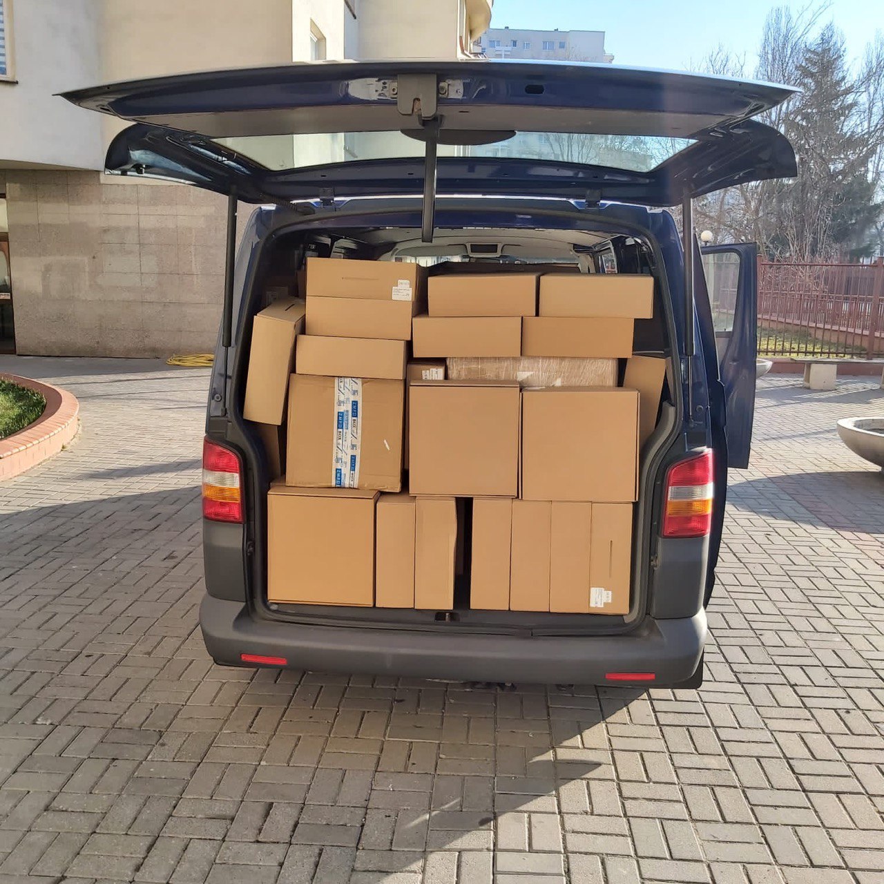 За цей важкий для українців час, Асоціацією міжнародних автомобільних перевізників України доставлено й доправлено в район ведення бойових дій понад 250 тонн гуманітарної допомоги